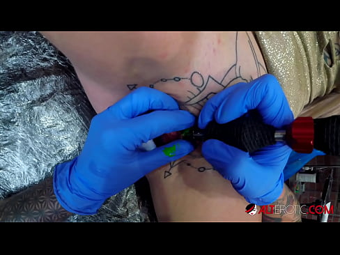 ❤️ Ekstreem tattooed hottie Sully Savage krige in tattoo op har klitoris ️ Moaie porno by wy ❌️