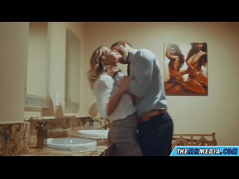 ❤️ As in busty blonde jo ferliedt yn in iepenbier toilet ️ Moaie porno by wy ❌️